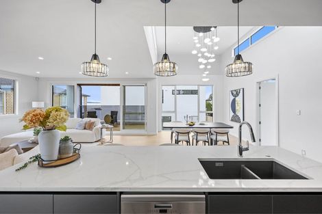 Photo of property in 40a The Esplanade, Eastern Beach, Auckland, 2012