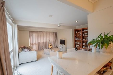 Photo of property in 1/18 Holdaway Avenue, Northcote, Auckland, 0627