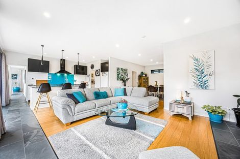 Photo of property in 18 Awanui Crescent, Matakana, 0985