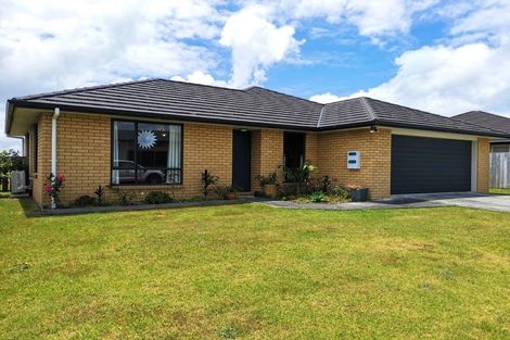 Photo of property in 13 Kamahi Place, One Tree Point, 0118