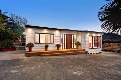 Photo of property in 2/23 Montgomery Avenue, Rothesay Bay, Auckland, 0630