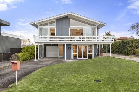 Photo of property in 84 Marine Parade, Mellons Bay, Auckland, 2014