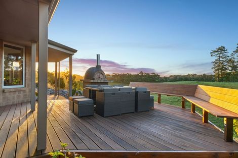 Photo of property in 32 Arthur Road, Paraite, New Plymouth, 4373