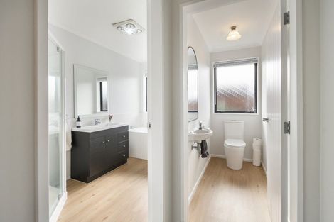 Photo of property in 11 Geneva Terrace, Kelvin Grove, Palmerston North, 4414