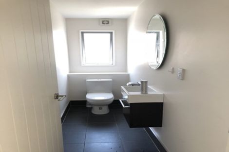 Photo of property in 32 Namsan Close, Fairview Heights, Auckland, 0632