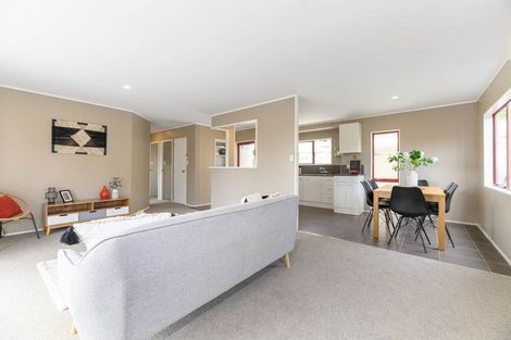 Photo of property in 17a Barron Drive, Green Bay, Auckland, 0604