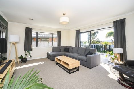 Photo of property in 12 Ron Place, Fitzherbert, Palmerston North, 4410