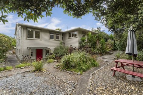 Photo of property in 4 Titoki Road, Waikanae Beach, Waikanae, 5036