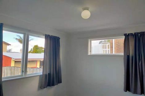 Photo of property in 5 Bodi Place, Te Atatu South, Auckland, 0610