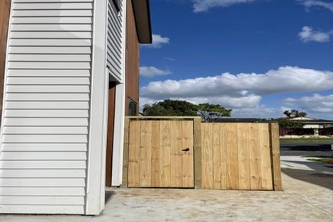 Photo of property in 49a Prince Regent Drive, Half Moon Bay, Auckland, 2012