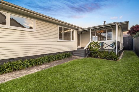 Photo of property in 70 Point Chevalier Road, Point Chevalier, Auckland, 1022