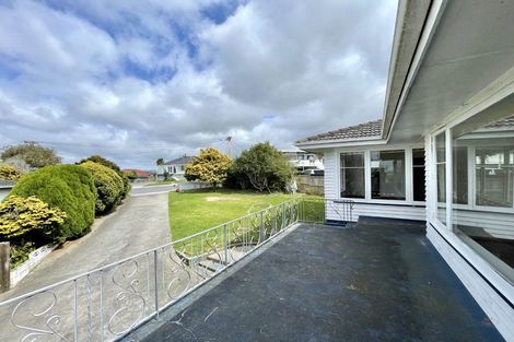 Photo of property in 3 Taha Road, Te Atatu South, Auckland, 0610
