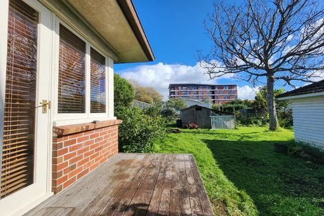 Photo of property in 41 Queensway, Three Kings, Auckland, 1024