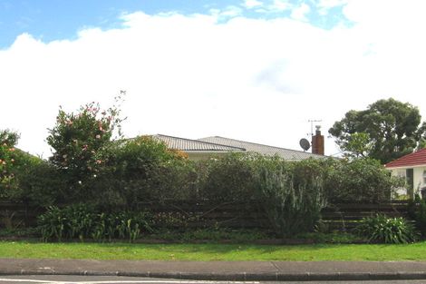 Photo of property in 15 Kirrie Avenue, Te Atatu South, Auckland, 0610