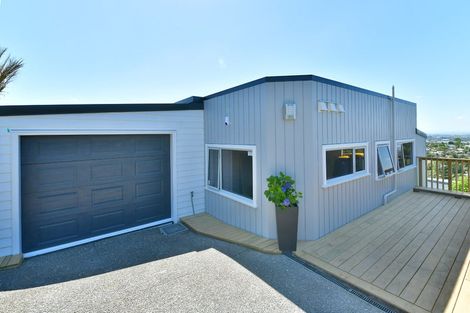 Photo of property in 2/9 Sunset Road, Totara Vale, Auckland, 0632