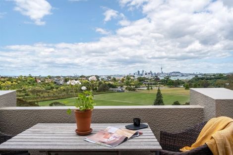 Photo of property in 65a Exmouth Road, Northcote, Auckland, 0627