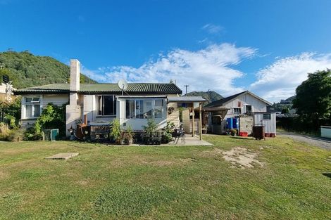 Photo of property in 53 Broadway, Picton, 7220