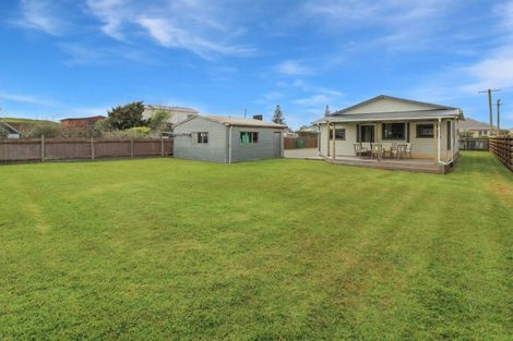 Photo of property in 2 Huia Street, Foxton Beach, Foxton, 4815