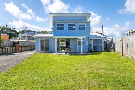 Photo of property in 14 Brown Terrace, Foxton Beach, Foxton, 4815