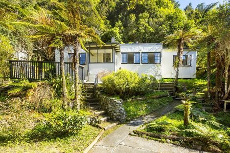 Photo of property in 126 Pinehaven Road, Pinehaven, Upper Hutt, 5019