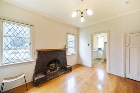 Photo of property in 32 Victoria Road, New Plymouth, 4310