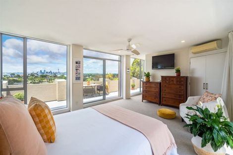 Photo of property in 65a Exmouth Road, Northcote, Auckland, 0627