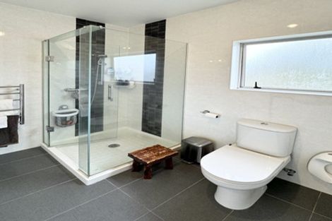 Photo of property in 2/63 Pupuke Road, Birkenhead, Auckland, 0627