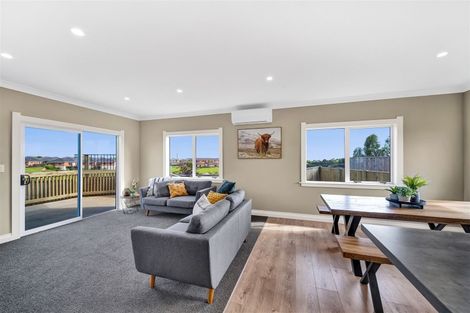 Photo of property in 25 Maple Crescent, Whalers Gate, New Plymouth, 4310