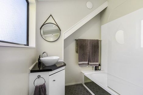 Photo of property in 437a Point Chevalier Road, Point Chevalier, Auckland, 1022