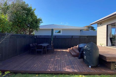 Photo of property in 2a Rixon Place, Te Atatu Peninsula, Auckland, 0610