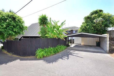 Photo of property in 2/26 Sandown Road, Rothesay Bay, Auckland, 0630