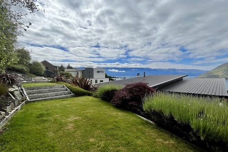 Photo of property in 70 Wynyard Crescent, Fernhill, Queenstown, 9300