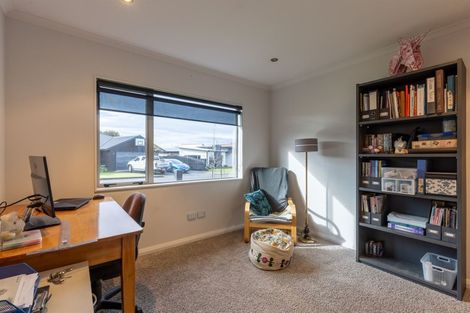 Photo of property in 6 D'urville Place, Kelvin Grove, Palmerston North, 4414