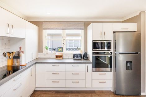 Photo of property in 2 Anzio Place, Awapuni, Palmerston North, 4412