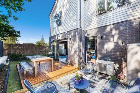 Photo of property in 8a Roys Road, Weymouth, Auckland, 2103