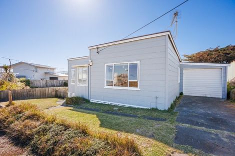 Photo of property in 13 Nelson Street, Foxton Beach, Foxton, 4815