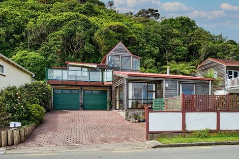 Photo of property in 16 Moana Road, Plimmerton, Porirua, 5026