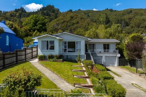 Photo of property in 128 Waikawa Road, Picton, 7220
