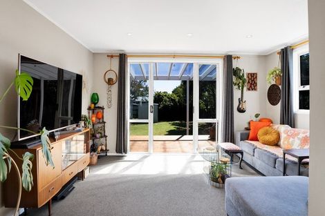 Photo of property in 33 Woodleigh Street, Frankleigh Park, New Plymouth, 4310