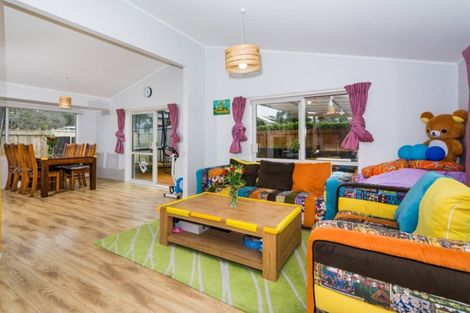 Photo of property in 71 Ravenwood Drive, Forrest Hill, Auckland, 0620