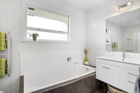 Photo of property in 2/5 Colmar Road, Mellons Bay, Auckland, 2014