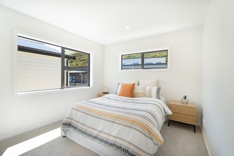 Photo of property in 41 Farnworth Terrace, Glenside, Wellington, 6037