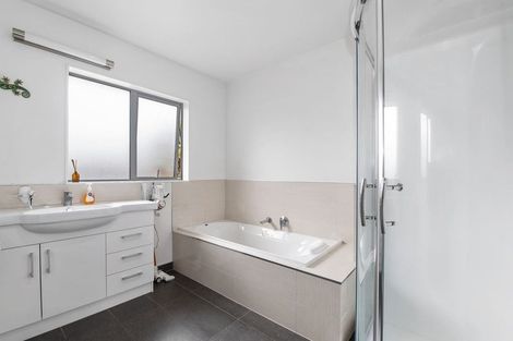 Photo of property in 32e Robinson Avenue, Holdens Bay, Rotorua, 3010