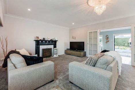 Photo of property in 11 Lake Pupuke Drive, Takapuna, Auckland, 0622