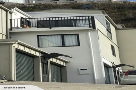 Photo of property in 2/19 Onslow Road, Khandallah, Wellington, 6035