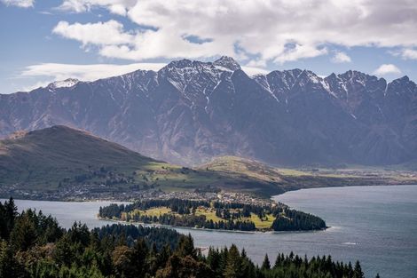 Photo of property in 138a Wynyard Crescent, Fernhill, Queenstown, 9300