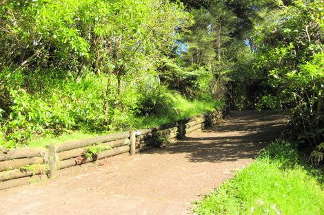 Photo of property in 4 Tui Crescent, Waiatarua, Auckland, 0604