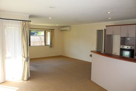 Photo of property in 8a Evanda Crescent, Conifer Grove, Takanini, 2112