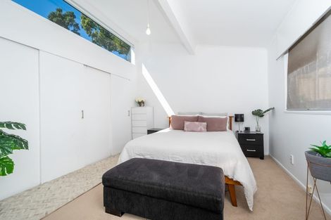 Photo of property in 6 Staincross Street, Green Bay, Auckland, 0604