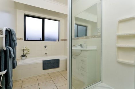 Photo of property in 1 Black Teal Close, Unsworth Heights, Auckland, 0632